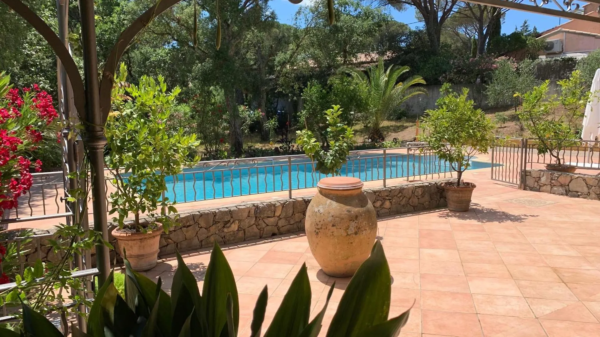 Sous Les Pins Parasols Vidauban