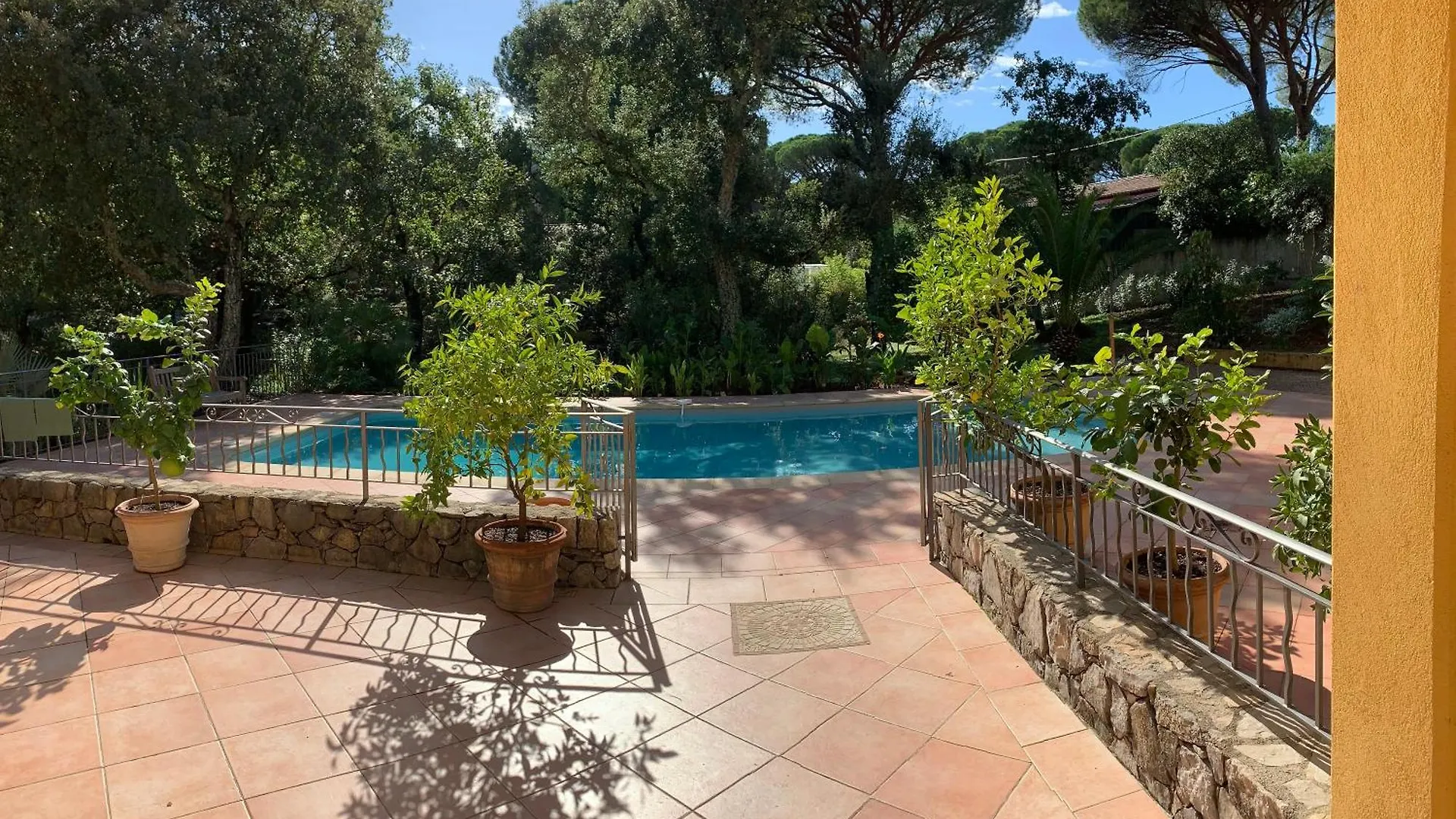 Sous Les Pins Parasols Vidauban